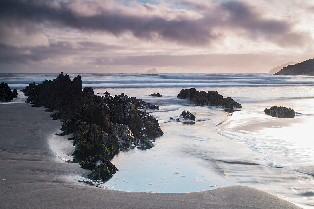 Sonnenuntergang an der Saint Finan's Bay, Halbinsel Iveragh, Grafschaft Kerry, Irland, Vereinigtes Königreich