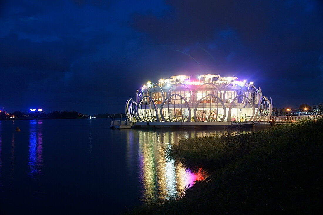 Vietnam,Beleuchtetes futuristisches Restaurant am Parfümfluss,Hue