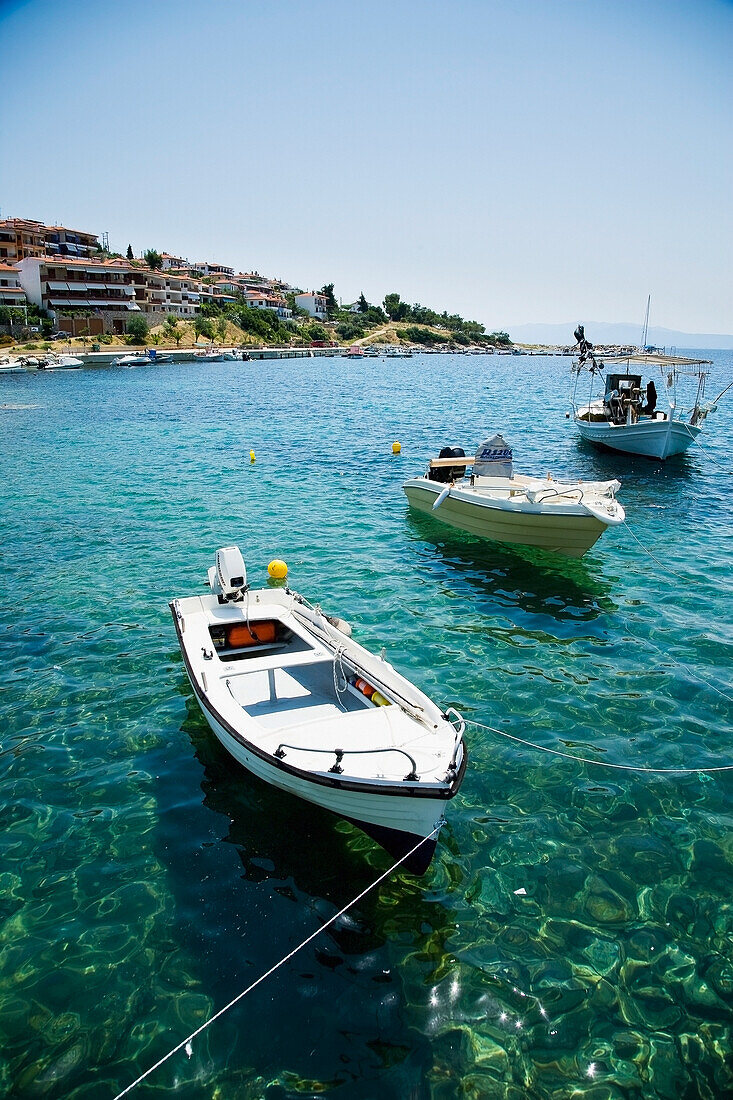 Griechenland,Chalkidiki,Traditionelle Fischerboote aus Holz im kleinen Hafen,Pirgadikia