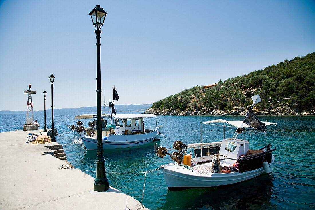 Griechenland,Chalkidiki,Traditionelle Fischerboote aus Holz im kleinen Hafen,Pirgadikia