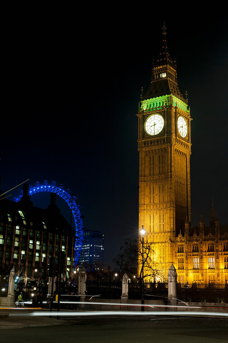 UK,England,Blick auf das London Eye und Big Ben bei Nacht,London