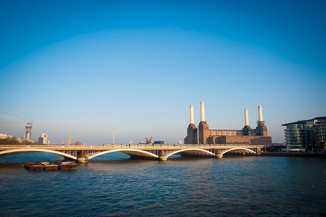UK,England,Blick auf Battersea Power Station von der Chelsea Bridge,London