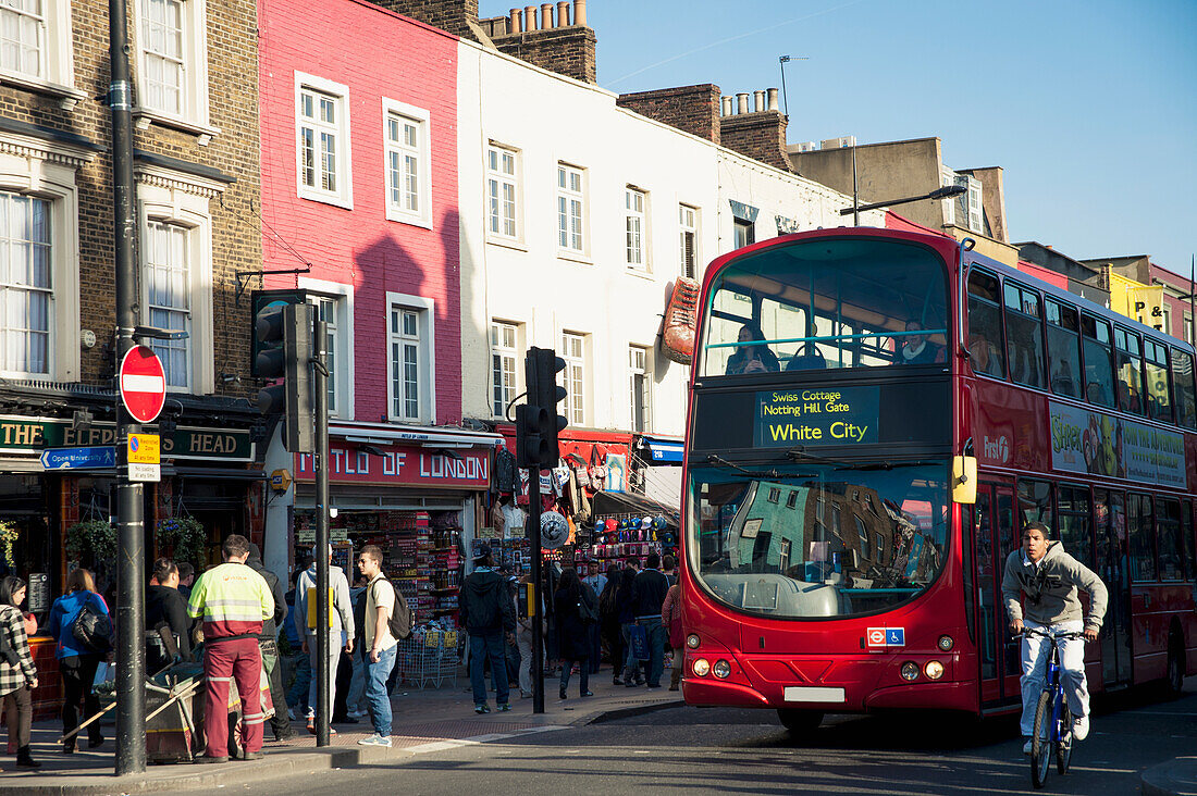 UK,England,Camden,London,Bus fährt durch Camden High Street