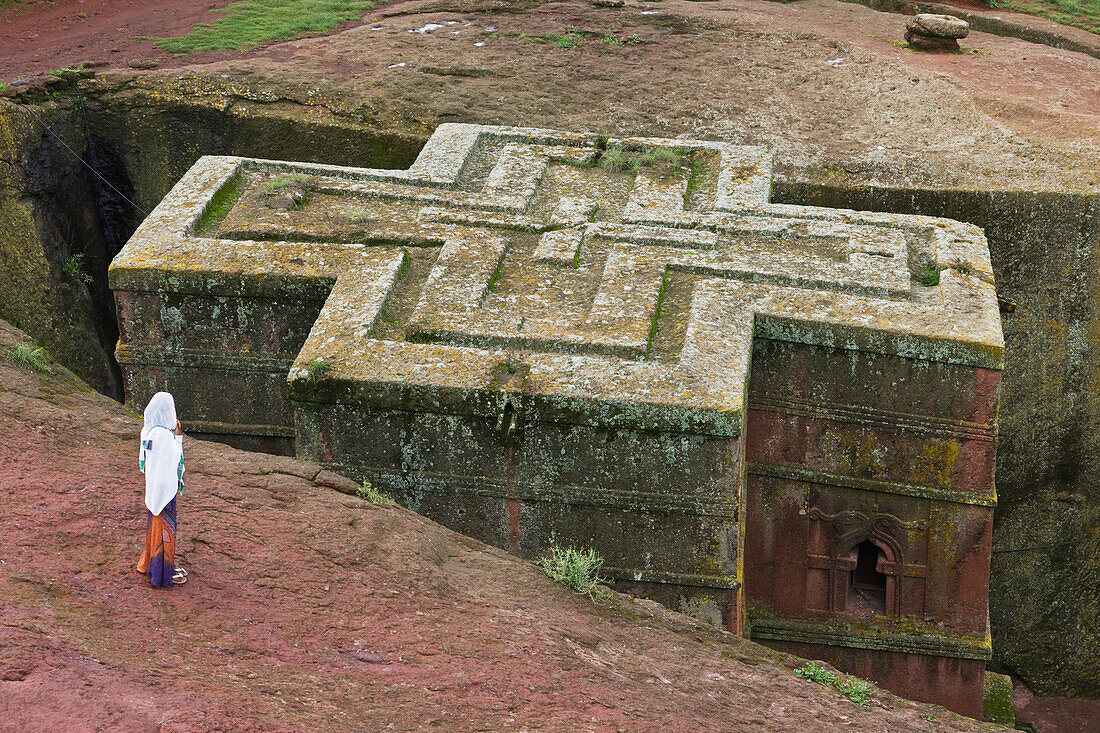 Nordäthiopien,Äthiopisch-Orthodoxer Pilger bei der Betrachtung der berühmten Bet Giyorgis,Lalibela