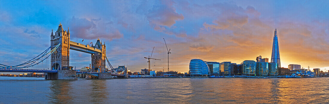 UK,City Hall und Tower Bridge bei Sonnenuntergang von der Themse,London,Panoramablick auf Shard