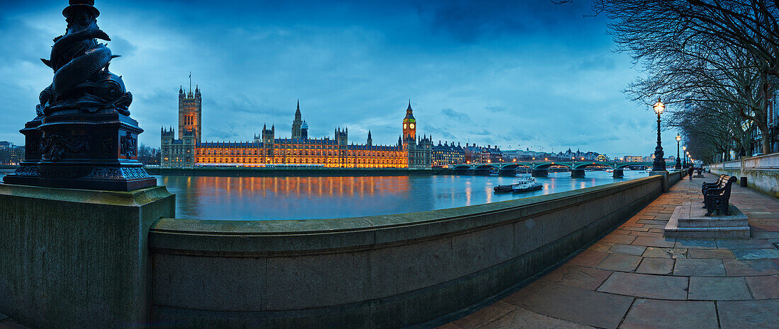 UK,Panoramablick auf Houses of Parliament in der Abenddämmerung von der Themse aus,London
