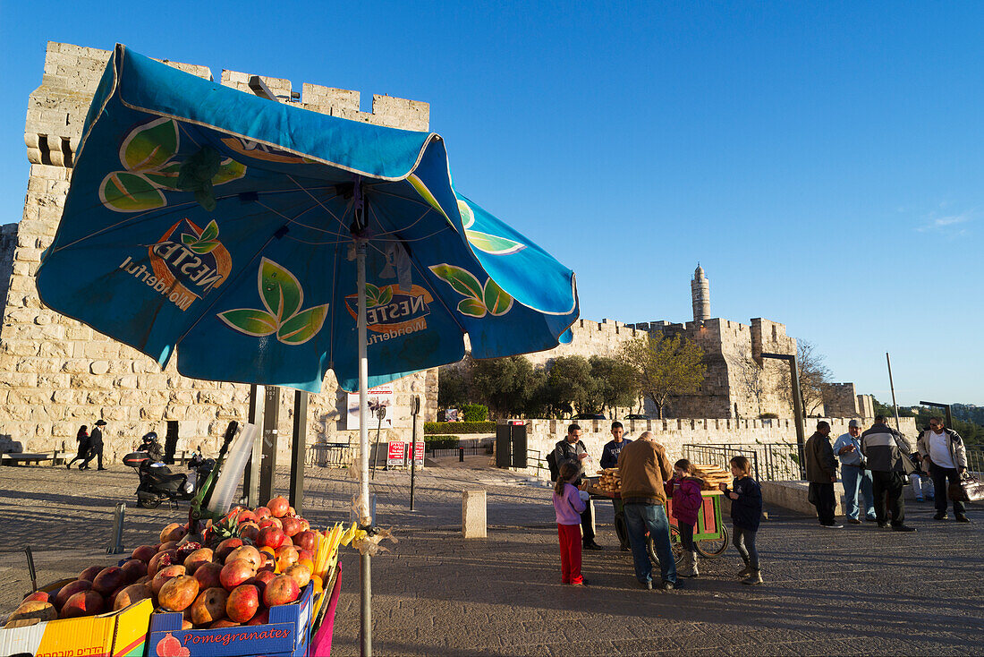 Israel,Jerusalem Altstadt,Jaffa Tor,Jerusalem,Granatapfelsaftstand mit der Davidzitadelle im Hintergrund