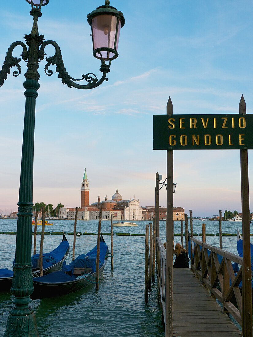 Gondelstation auf dem Canal Grande am Markusplatz, Venedig, Italien