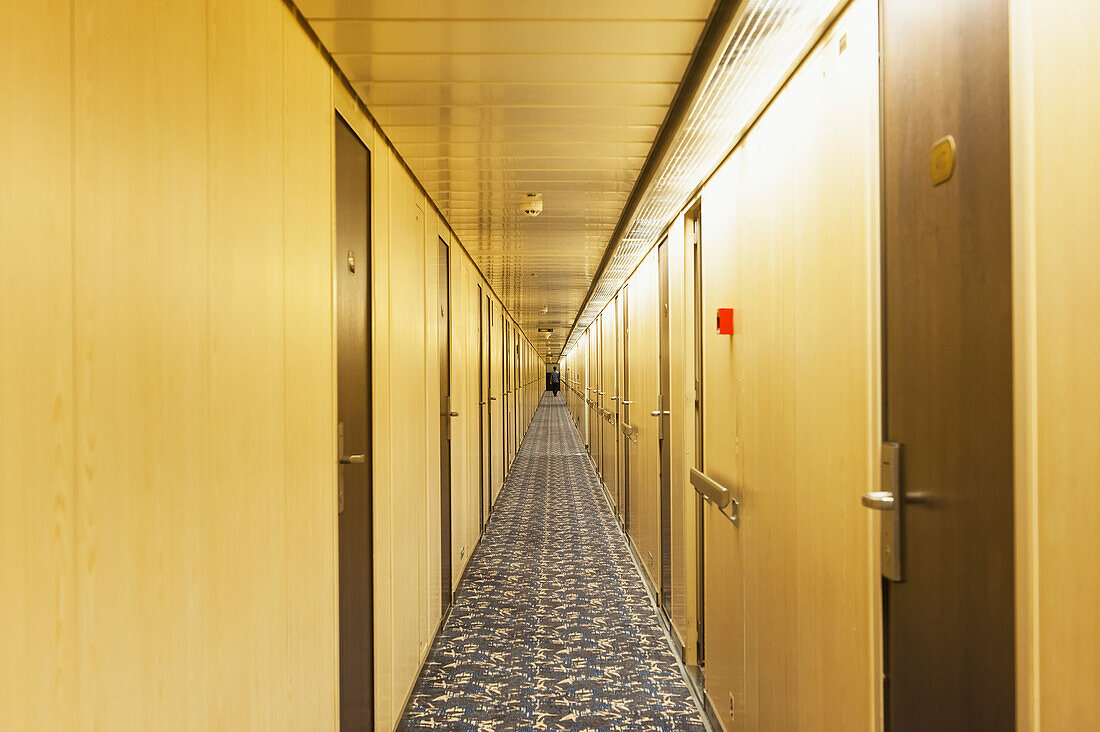 Korridor eines Kreuzfahrtschiffes
