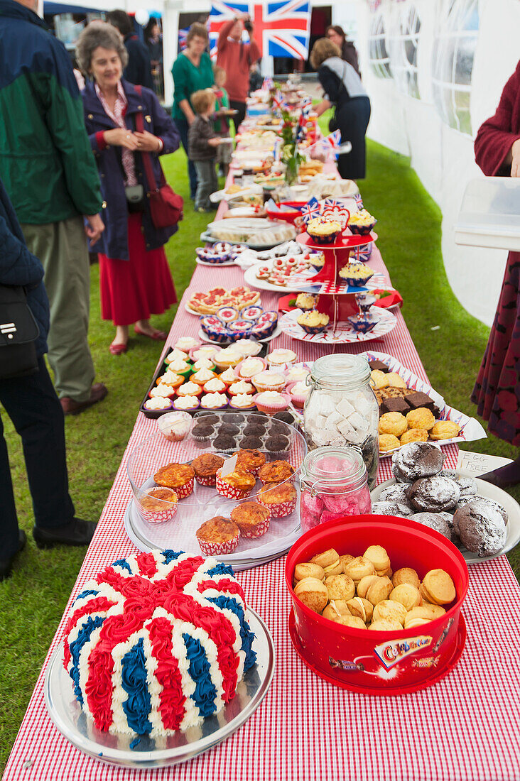 Cakes For Village Celebration Of Queen's Diamond Jubilee, Great Wilbraham, Cambridgeshire, Vereinigtes Königreich