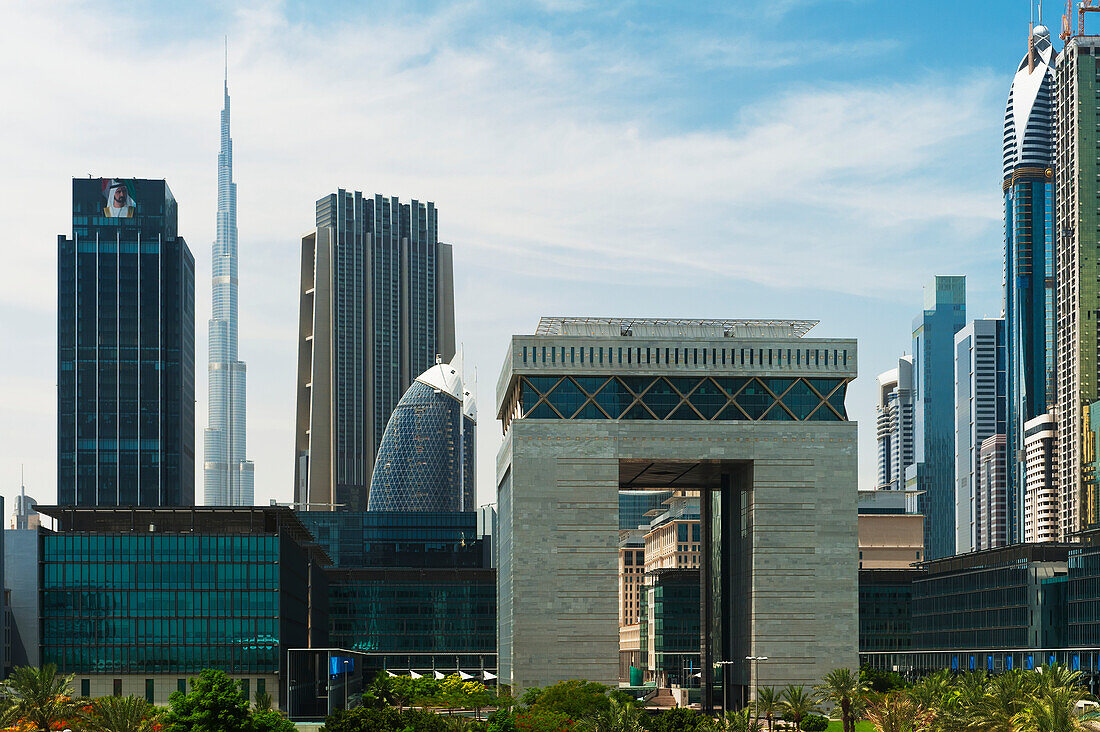 Difc (Dubai International Financial Centre) Gebäude mit Burj Khalifa im Hintergrund, Dubai, Vereinigte Arabische Emirate