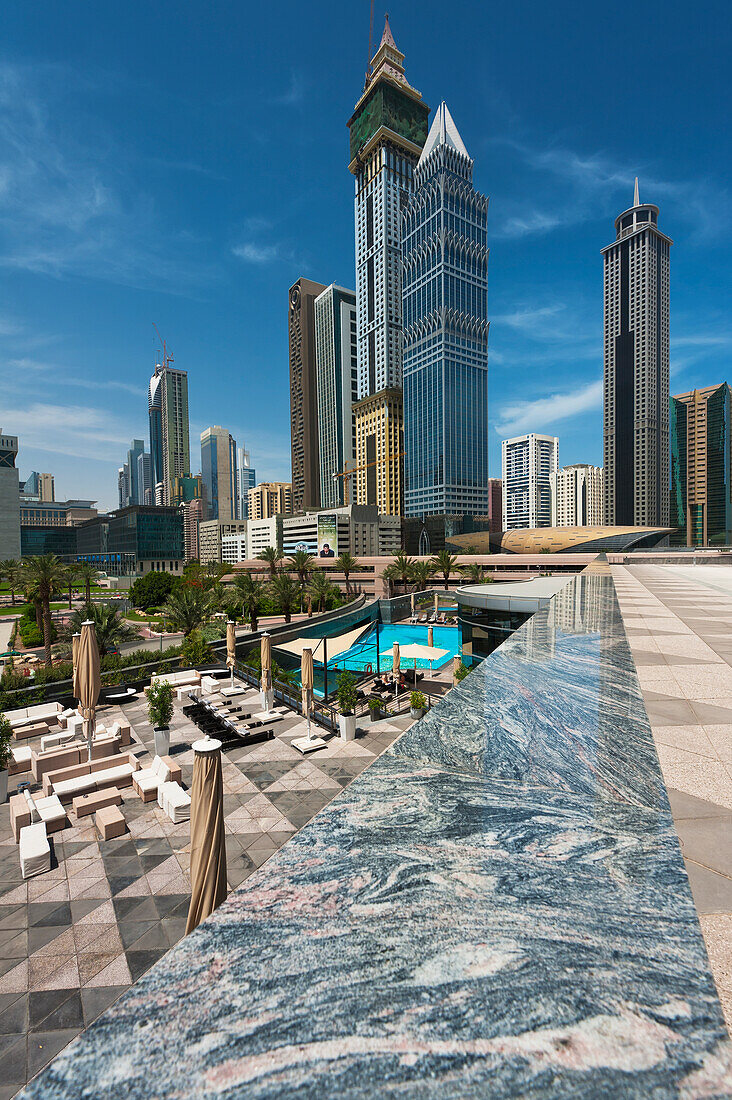 Blick über den Hotelschwimmbad zum Difc (Dubai International Financial Centre), Dubai, Vereinigte Arabische Emirate