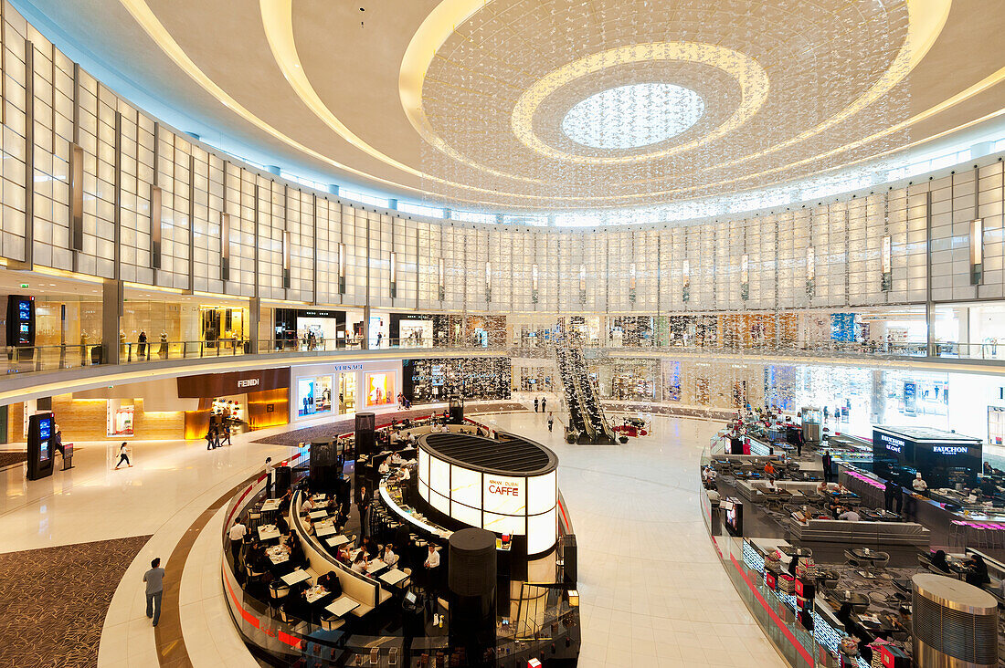 Tausende von weißen Plastikschmetterlingen, die von der Decke hängen, Fashion Island, Dubai Mall, Dubai, Vereinigte Arabische Emirate