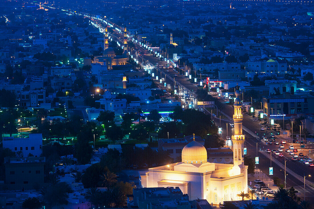 Blick auf Moscheen in der Abenddämmerung entlang der Jumeirah Beach Road, Jumeirah Beach Hotel, Dubai, Vereinigte Arabische Emirate