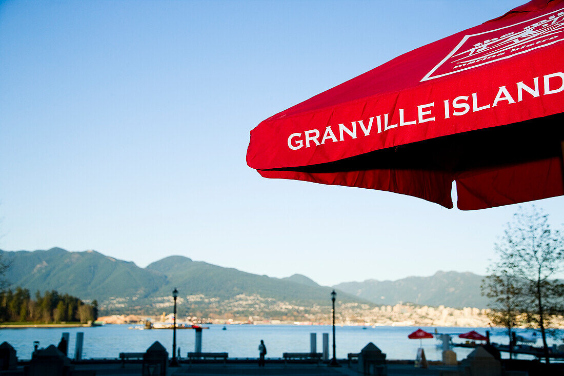 Stadtbild von Vancouver mit rotem Regenschirm, Vancouver Waterfront, Hafen, Vancouver, British Columbia, Kanada