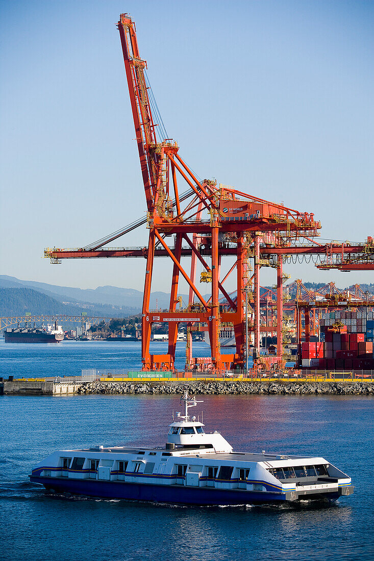 Fähre fährt an Kränen vorbei, Vancouver Waterfront, Hafen, Vancouver, British Columbia, Kanada