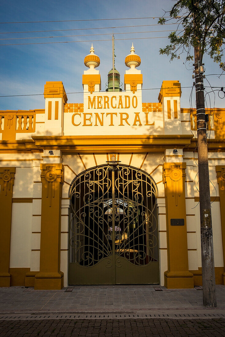 Brasilien,Rio Grande Do Sul,Mercado Publico mit verschnörkeltem Tor,Pelotas