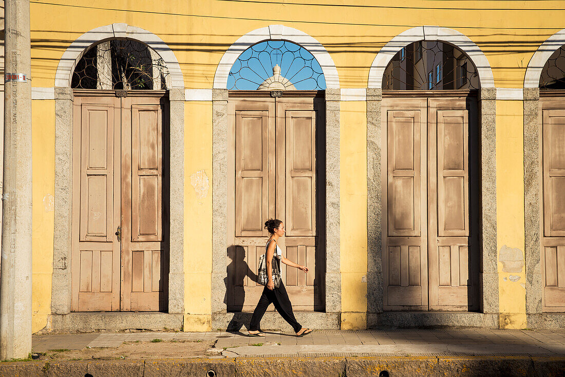 Brasilien,Rio Grande Do Sul,Praca General Osorio,Pelotas,Junge Frau geht auf Straße