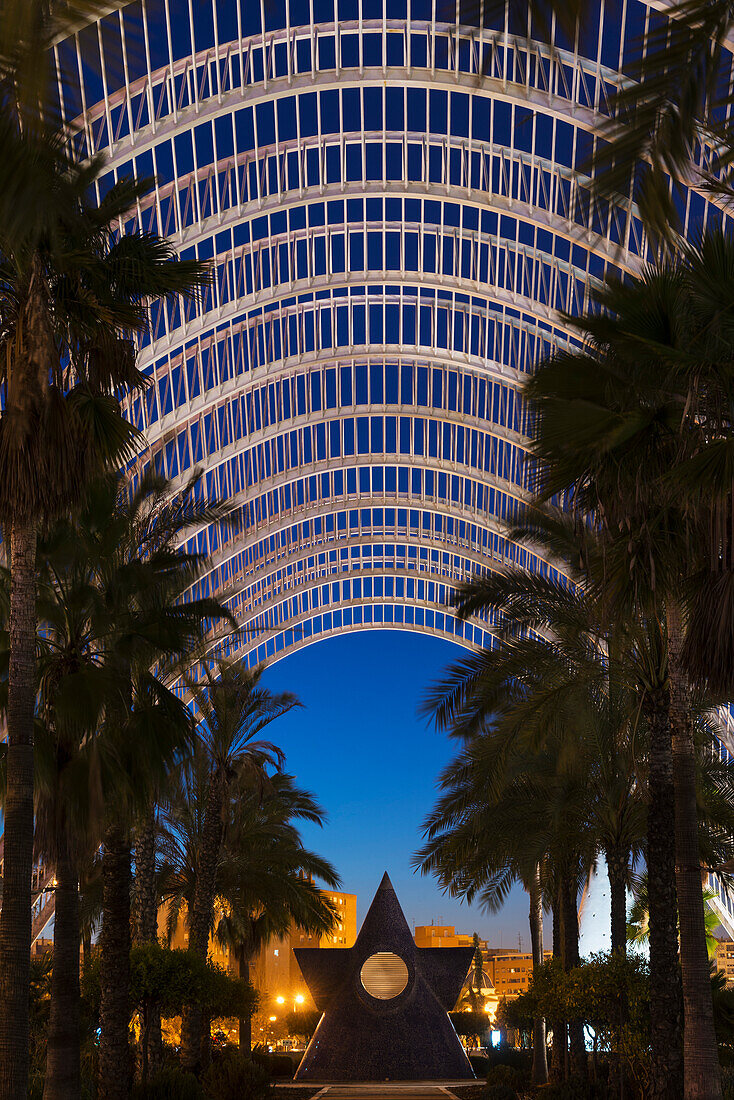 Blick ins Innere des Schirms auf Skulpturen und Palmen in der Ciudad De Las Artes Y Las Ciencias (Stadt der Künste und Wissenschaften), Valencia, Spanien