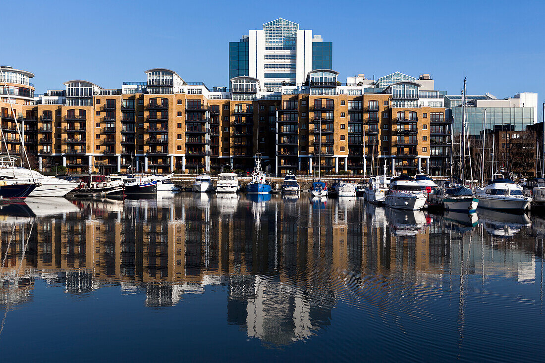 Boote im gehobenen Jachthafen am St. Katharine's Dock, London, England, Großbritannien