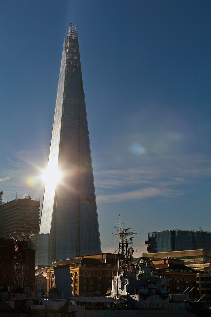 Scherbe mit Sonnenschliff und Hms Belfast, London, England, Großbritannien