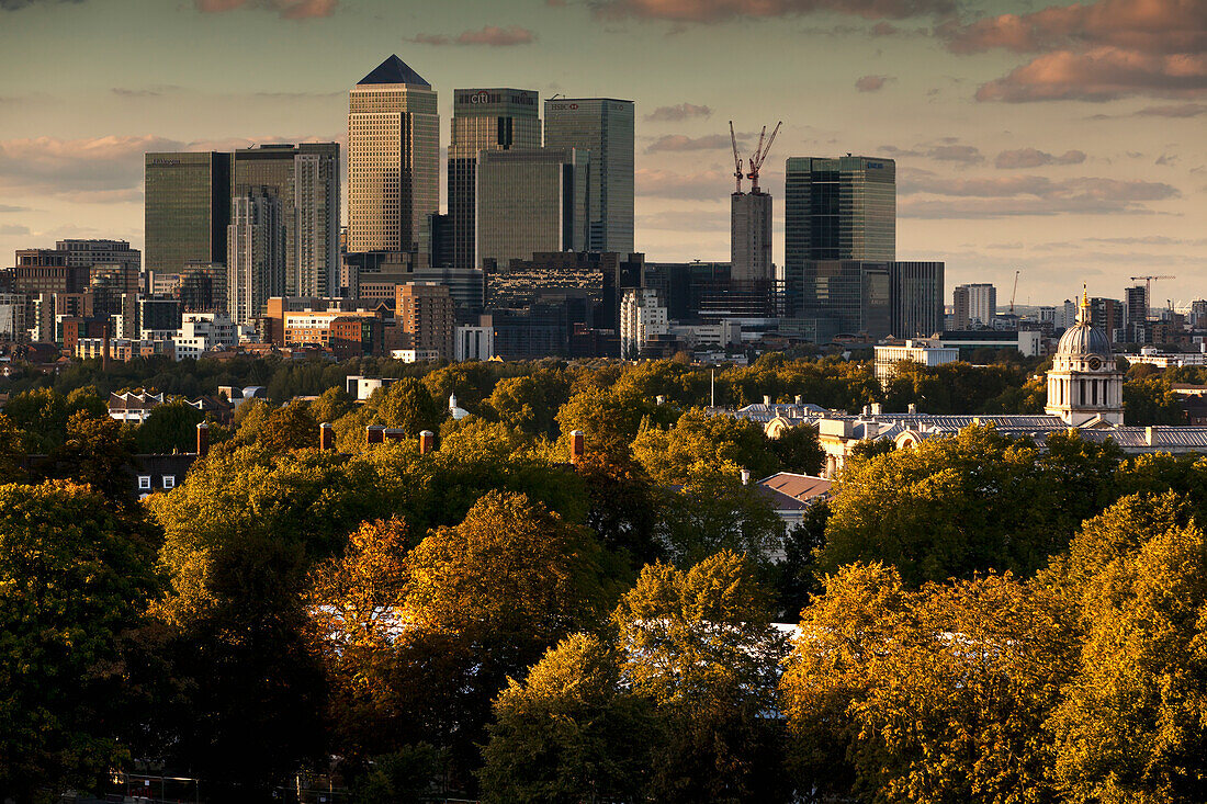 Blick auf Canary Wharf vom Greenwich Park im Herbst, London, England, Großbritannien