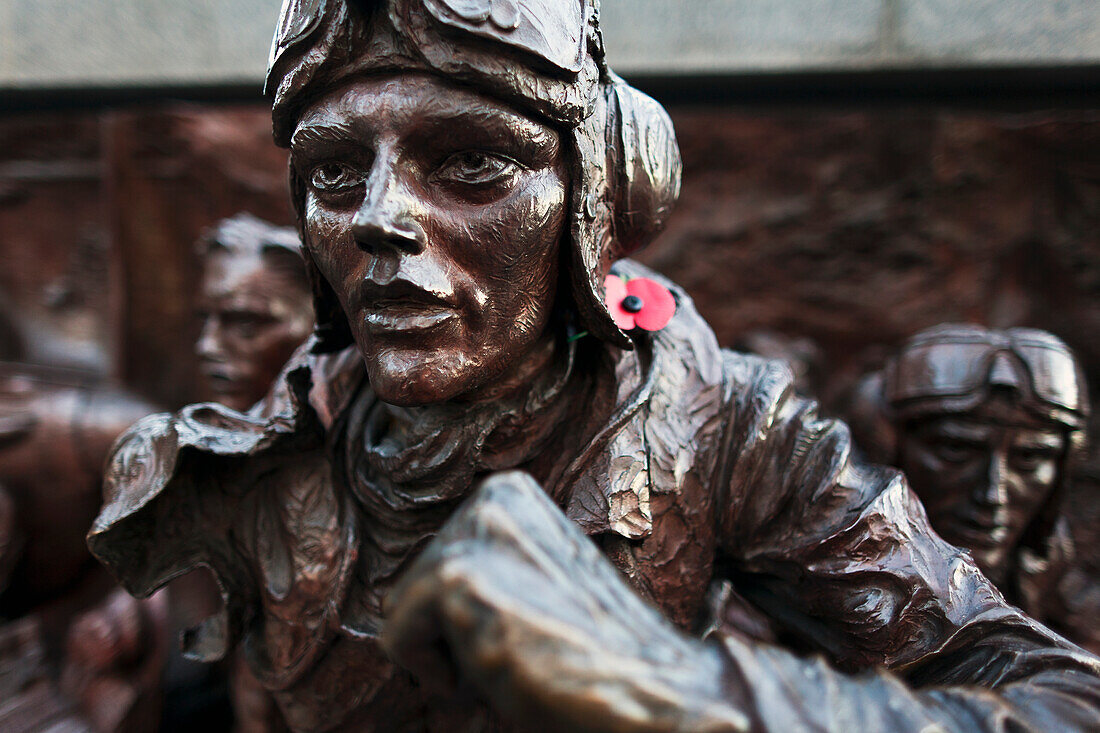 Detail des Denkmals der Schlacht von Großbritannien, Victoria Embankment, London, England, Großbritannien