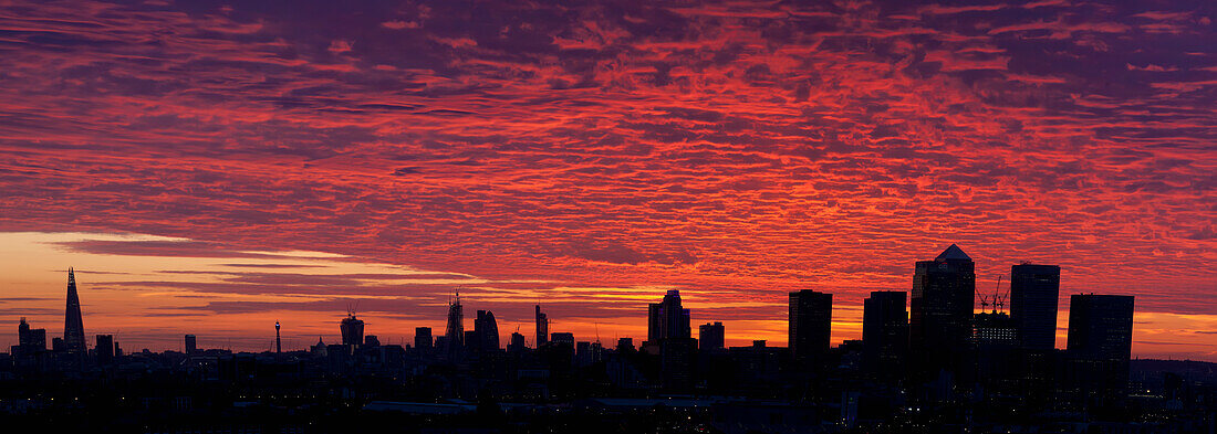 Sonnenuntergang mit Panoramablick über die Stadt London und Canary Wharf, London, England, Großbritannien
