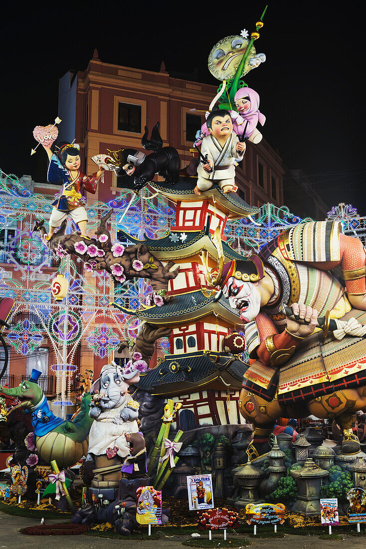 Falla-Skulptur eines japanischen Kriegers auf dem Fallas-Festival,Valencia,Spanien