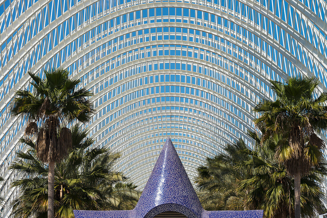 Blick auf Regenschirm, Skulptur und Palmen in der Ciudad De Las Artes Y Las Ciencias (Stadt der Künste und Wissenschaften), Valencia, Spanien