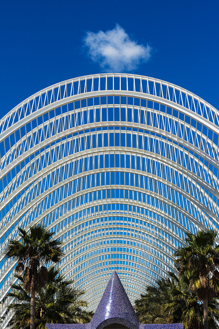 Blick auf Regenschirm, Skulptur und Palmen in der Ciudad De Las Artes Y Las Ciencias (Stadt der Künste und Wissenschaften), Valencia, Spanien