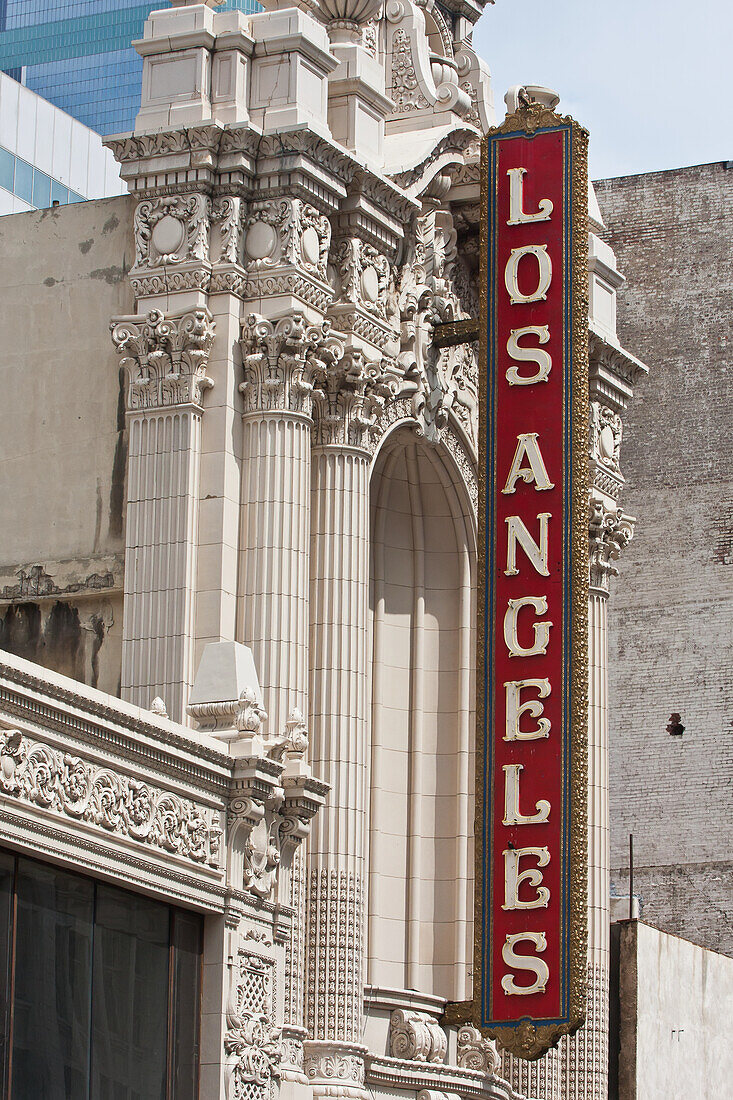 Fassade mit Informationsschild, Los Angeles, Kalifornien, USA