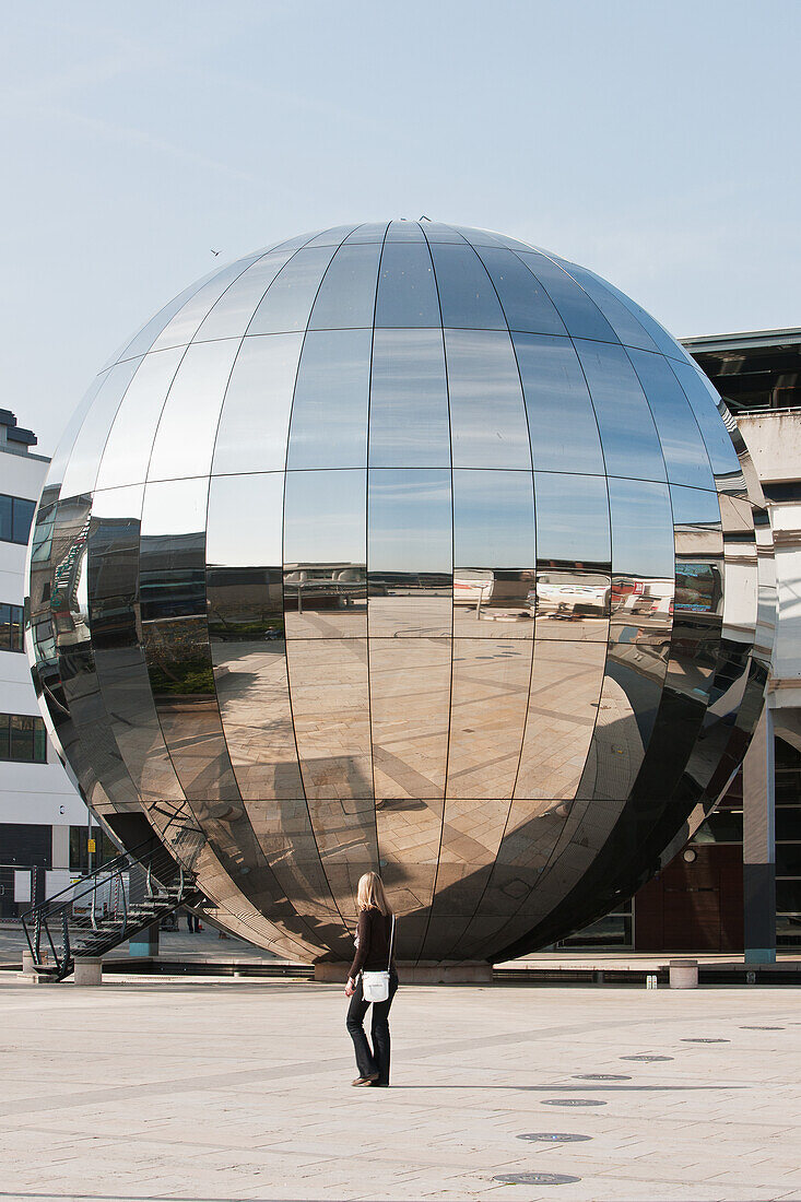 Verspiegelte Kuppel des Planetariums von Bristol, Anchor Square, Harborside, Bristol, England, Großbritannien