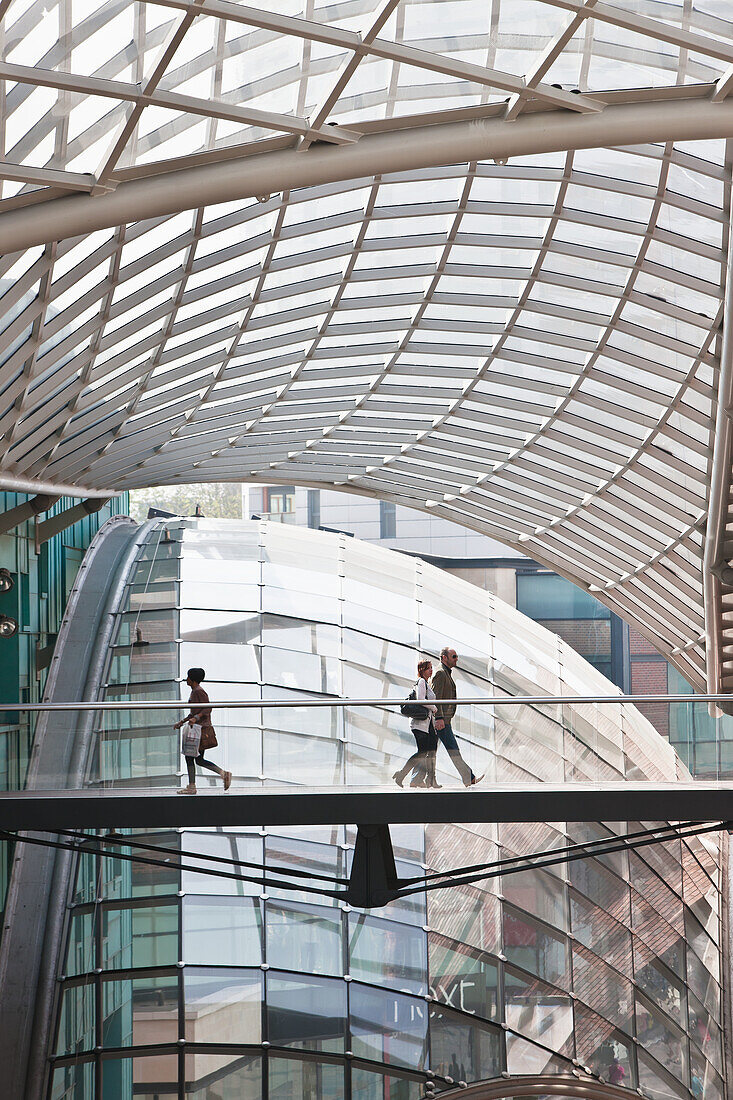 Einkäufer im Cabot Circus Einkaufszentrum, Bristol, England, Großbritannien