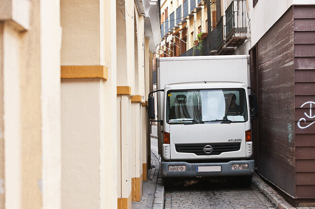 Lieferwagen in enger Straße, Sevilla, Andalusien, Spanien, Europa