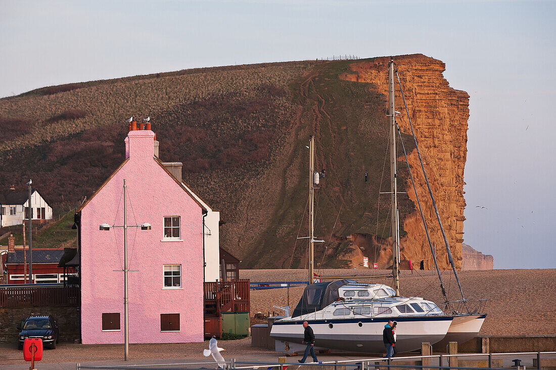 Sonniger Wintertag im Februar, West Bay, East Cliff, Jurassic Coast, Dorset, England