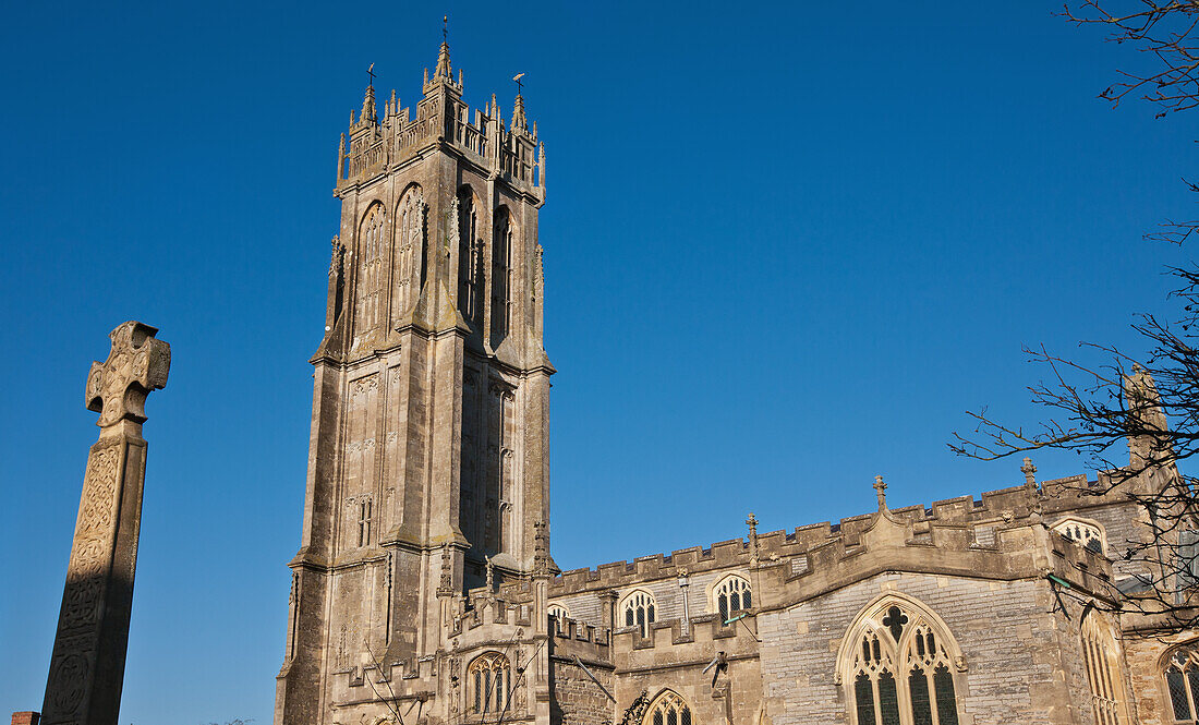 Fassade einer Kirche mit Kreuz auf einem Denkmal,Glastonbury,Somerset,England
