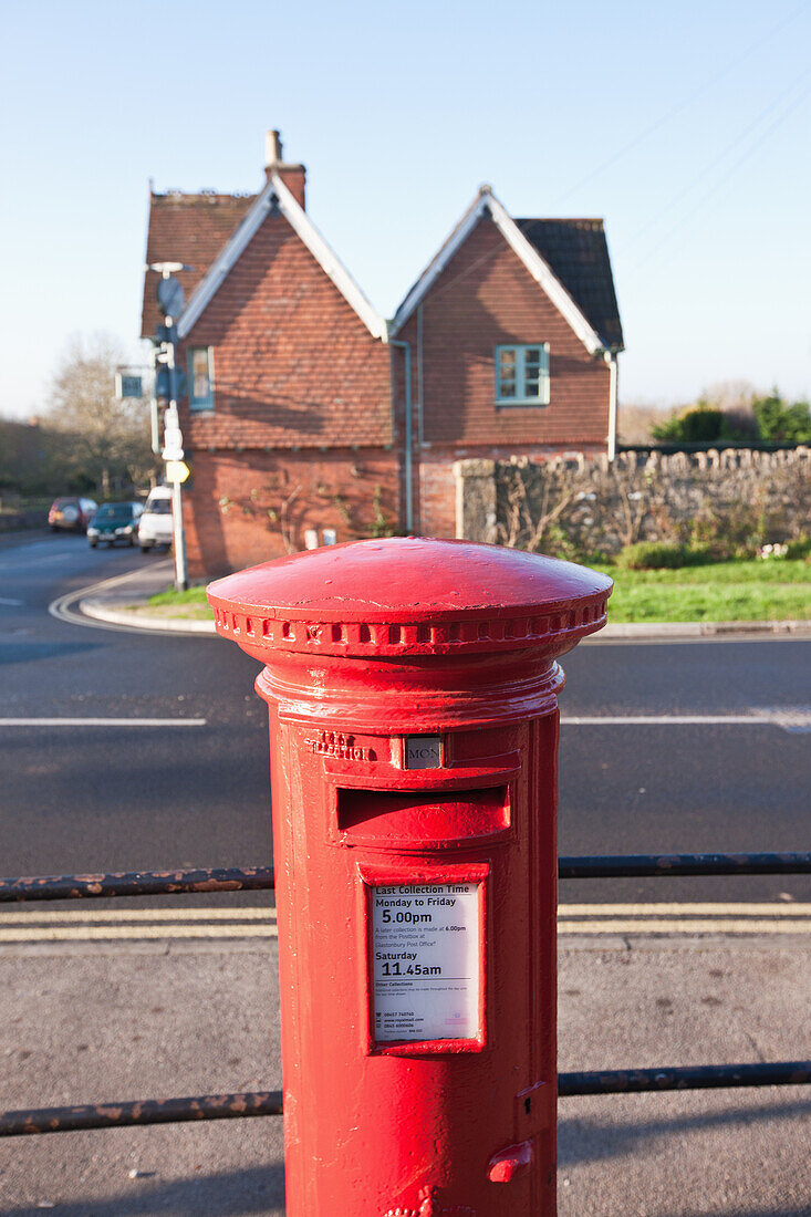 Nahaufnahme eines britischen Briefkastens, Glastonbury, Somerset, England