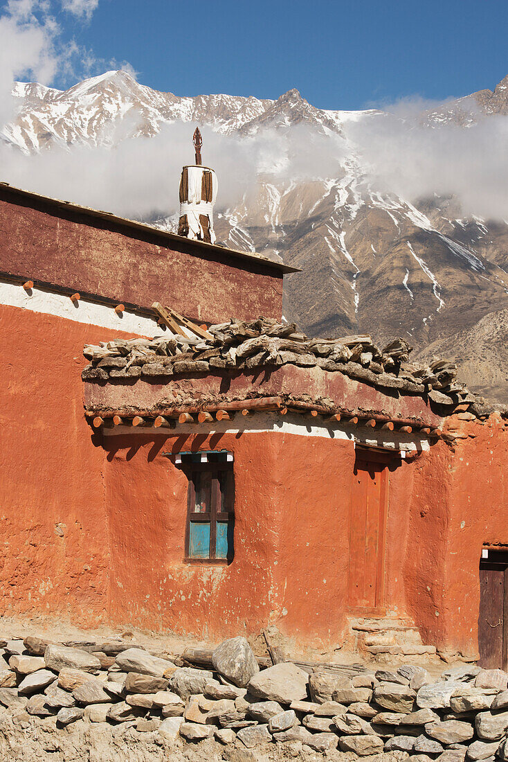 Neue Geling Gompa (Kloster), rot gestrichen, mit Annapurna-Gipfel, Geling, oberes Mustang-Tal, Nepal