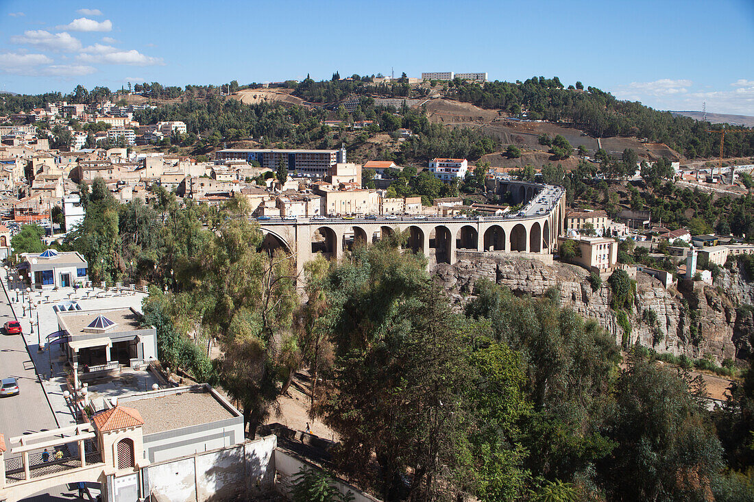 Sidi Rached-Brücke über die Schlucht des Oued Rhumel, vom Grand Hotel Cirta aus gesehen, Constantine, Algerien