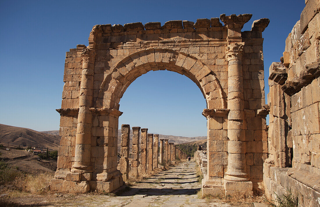 Römische Ruinen, Bogen und Cardo Maximus, Djemila, Algerien
