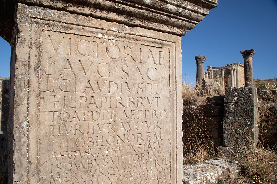 Römische Ruinen, Inschriften entlang des Cardo Maximus, Djemila, Algerien