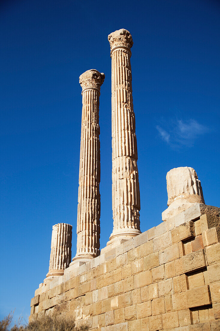 Zwei Säulen des Kapitols, Timgad, in der Nähe von Batna, Algerien