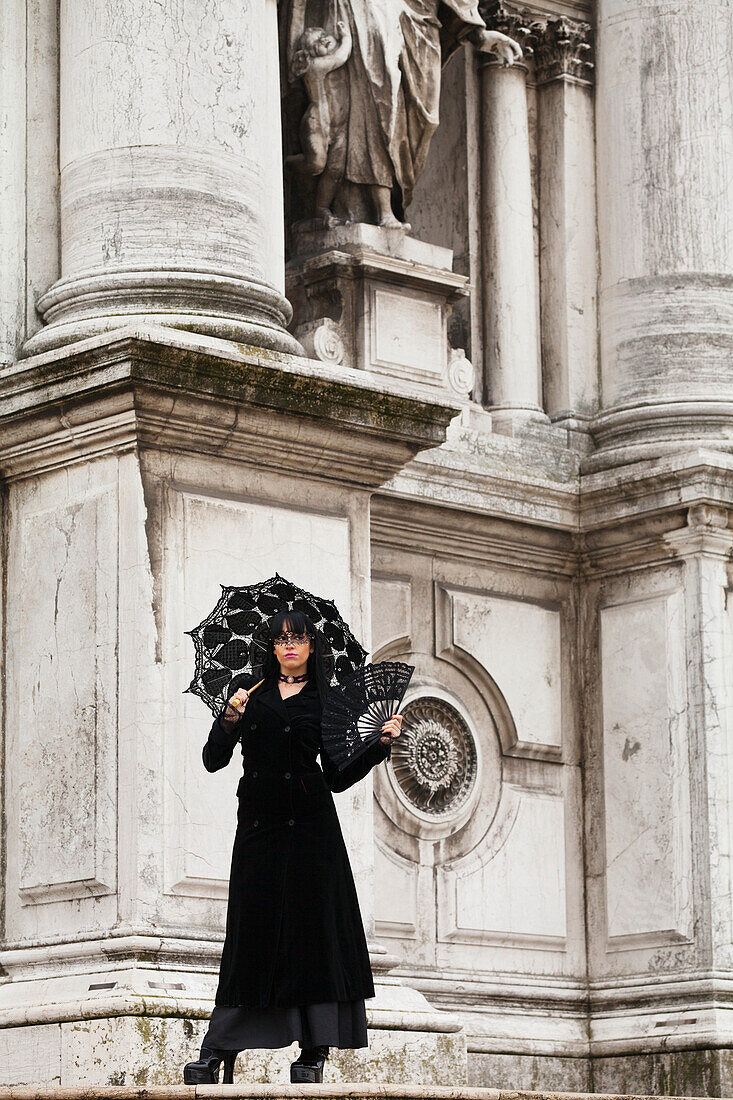 Frau steht vor Santa Maria Della Salute, Venedig, Italien