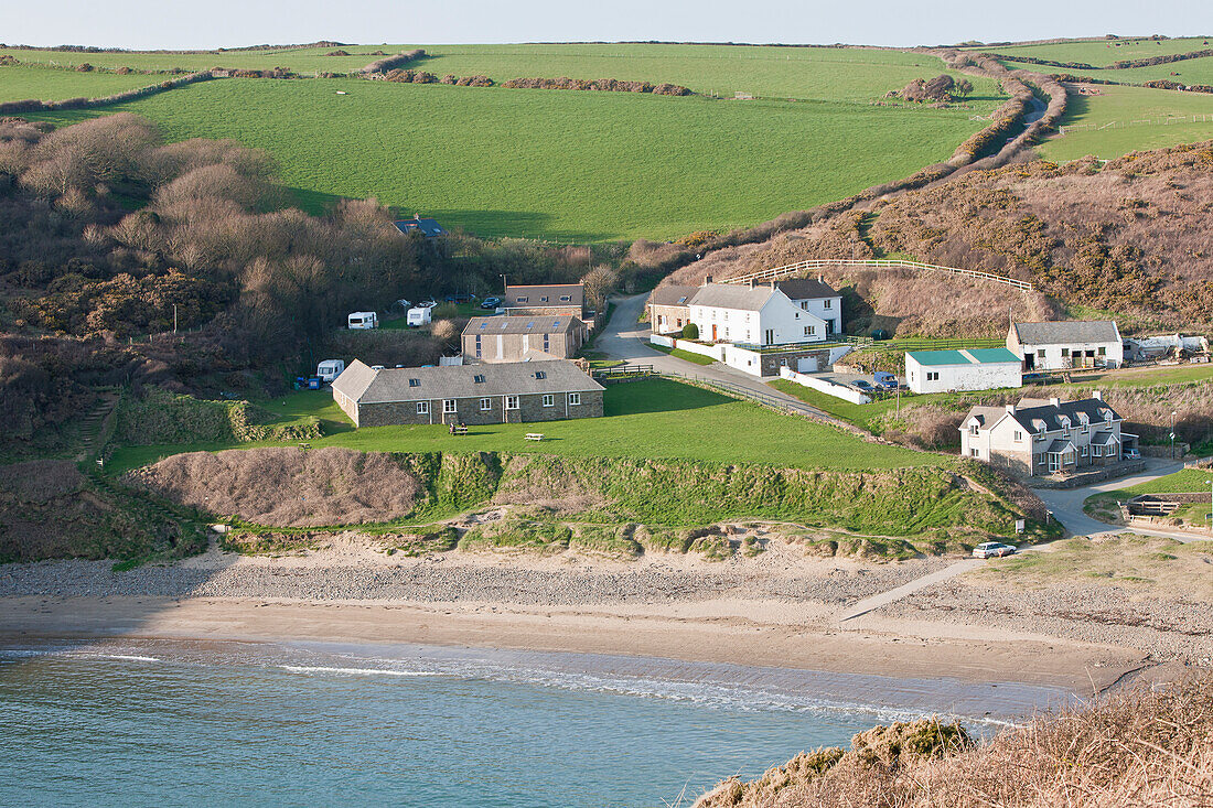 Erhöhte Ansicht von Nolton Haven Beach in der Nähe von St. David's, Pembrokeshire Coastal Path, Wales, Großbritannien