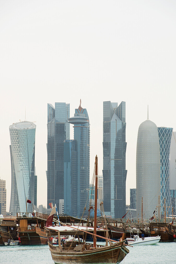 Traditionelle arabische Dhau-Boote auf der Corniche,Doha,Na,Katar