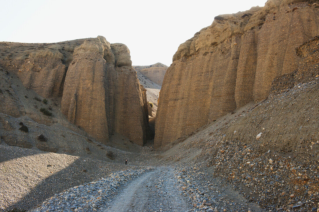 Erodierte Felsen in der Hochwüstenlandschaft, Oberes Mustang-Tal, Nepal
