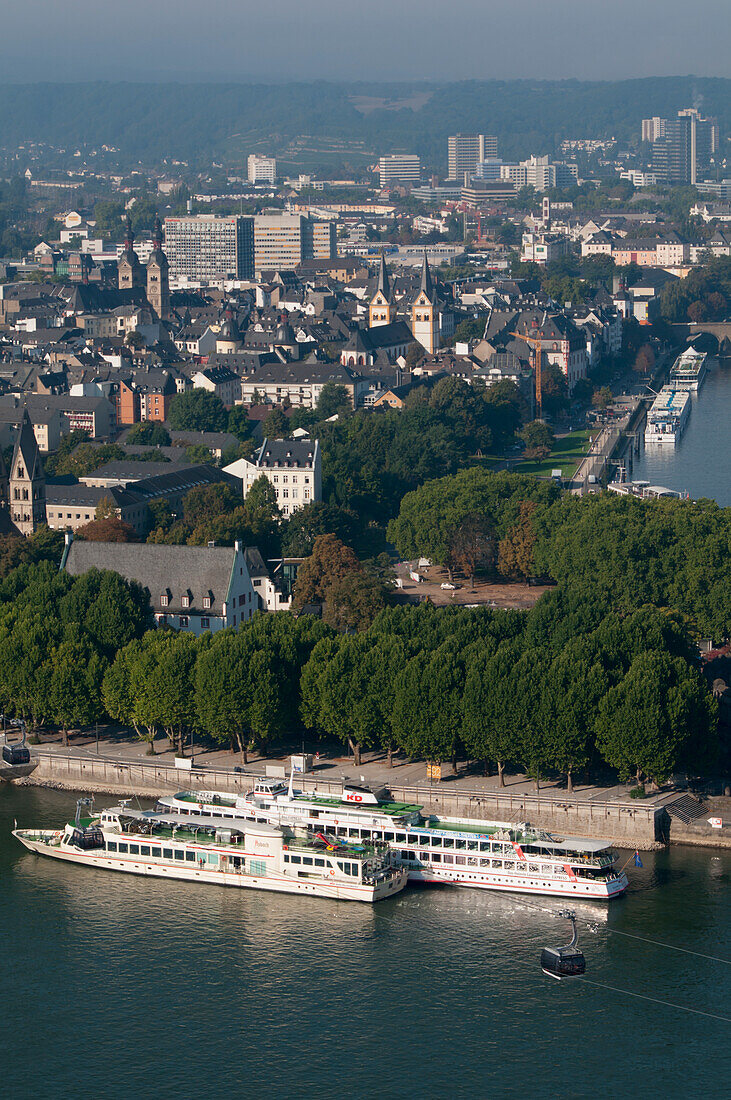 Blick auf die Stadt Koblenz und Schiffe im Fluss,Koblenz,Rheinland-Pfalz,Deutschland
