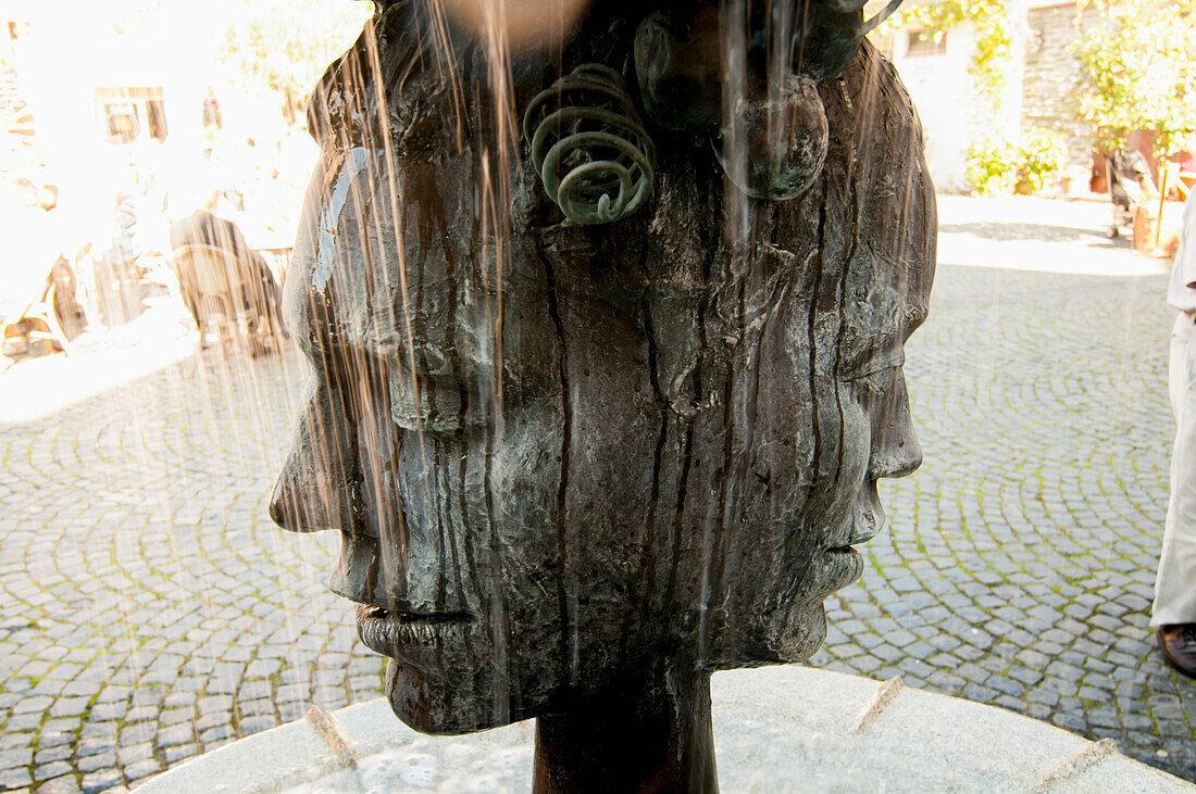 Skulptur eines Kopfes mit zwei Gesichtern,Bernkastel-Kues,Rheinland-Pfalz,Deutschland