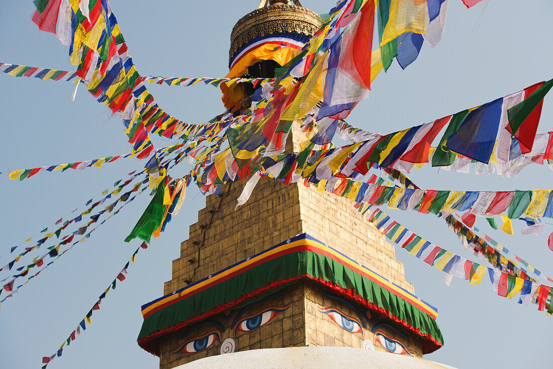Die buddhistische Stupa von Boudhanath dominiert die Skyline und ist eine der größten der Welt, Boudhanath, Nepal